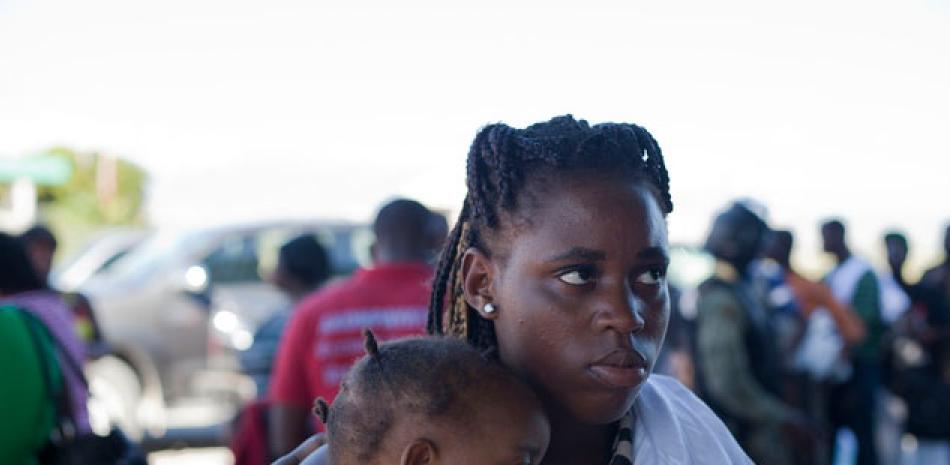 Repatriadas. Youtchike Dormeus, de 18 años, junto a su hija Chemael Jean, en foto del 26 de noviembre de 2014, se quejó del trato recibido en Bahamas, luego de llegar a Puerto Príncipe.