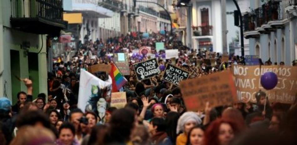 Miles de personas marchan en protesta contra la violencia de género, el 26 de noviembre de 2016 en Quito (AFP | Juan Cavallos)