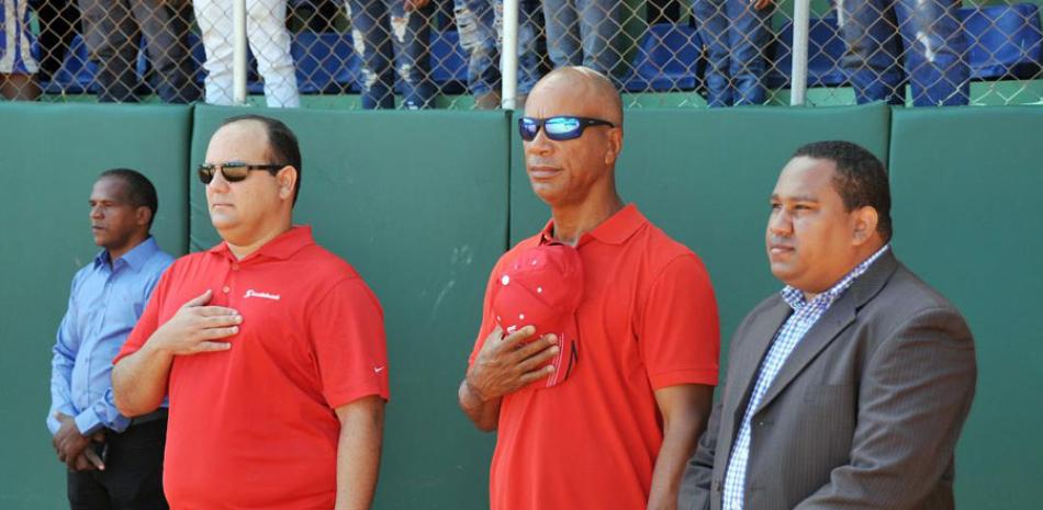 El señor Ramón Marcelino, Moisés Alou y Neftalí Ruiz, durante la ceremonia de apertura de las eliminatorias del clásico Scotiabank.