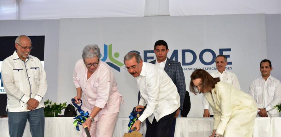 Ceremonia. El presidente Danilo Medina cuando daba ayer el primer palazo simbólico para la construcción del Centro Médico.