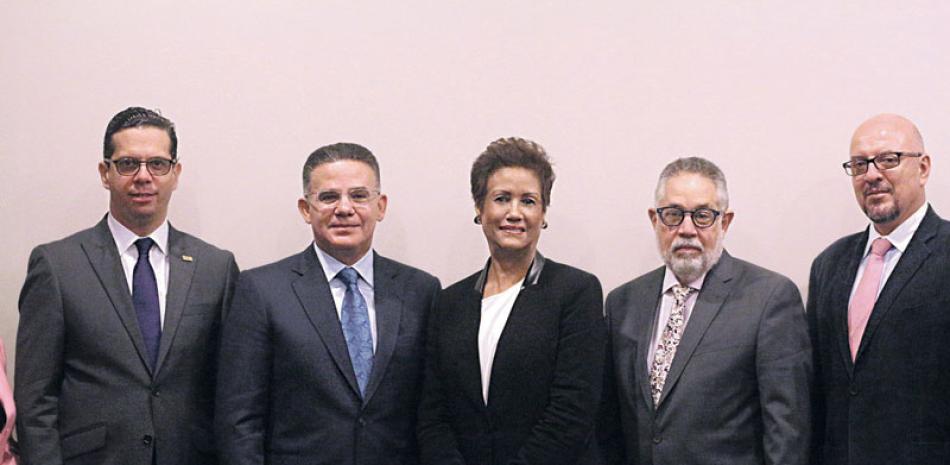 En la reunión. César Dargam, Pedro Brache, Florinda Rojas, Campos de Moya y Josue Gastelbondo.