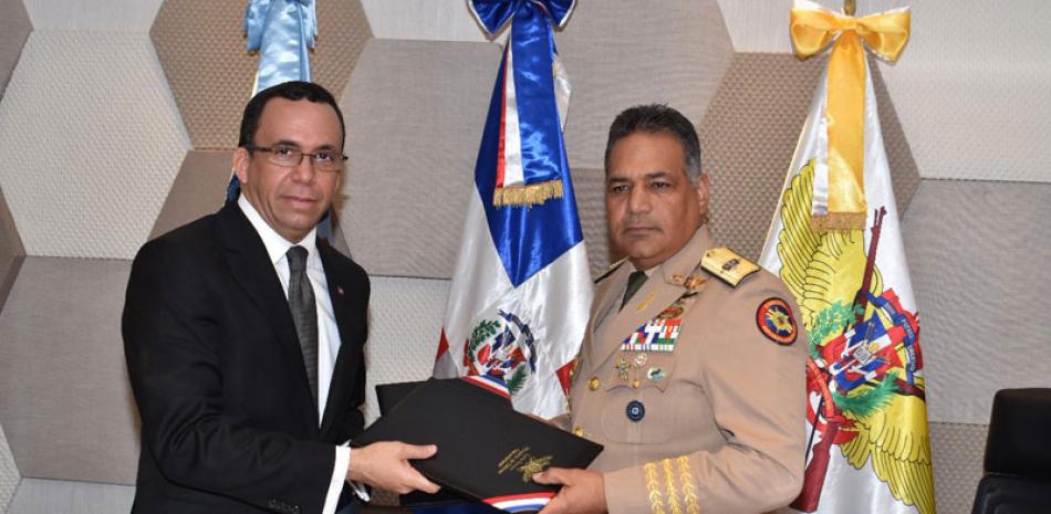 Compromiso. Los ministros de Educación, Andrés Navarro, y de Defensa, Rubén Paulino Sem, firmaron el acuerdo de cooperación.