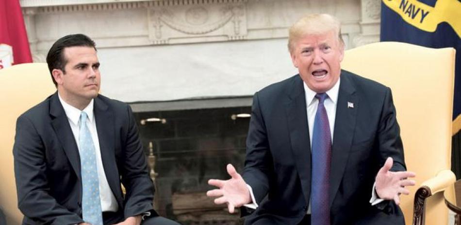 Encuentro. El presidente de EEUU, Donald Trump, a la derecha, junto al gobernador de Puerto Rico, Ricardo Rossello, durante su reunión ayer en el Despacho Oval de la Casa Blanca.