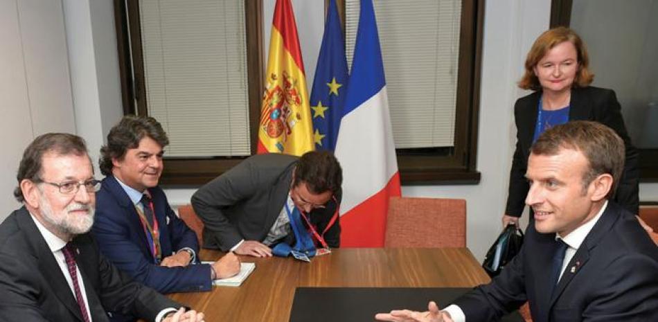 Apoyo europeo. Mariano Rajoy, presidente del gobierno español, a la izquierda, se reúne con el presidente francés, Emmanuel Macron, a la derecha, durante la reunión de la Unión Europea, ayer en Bruselas.