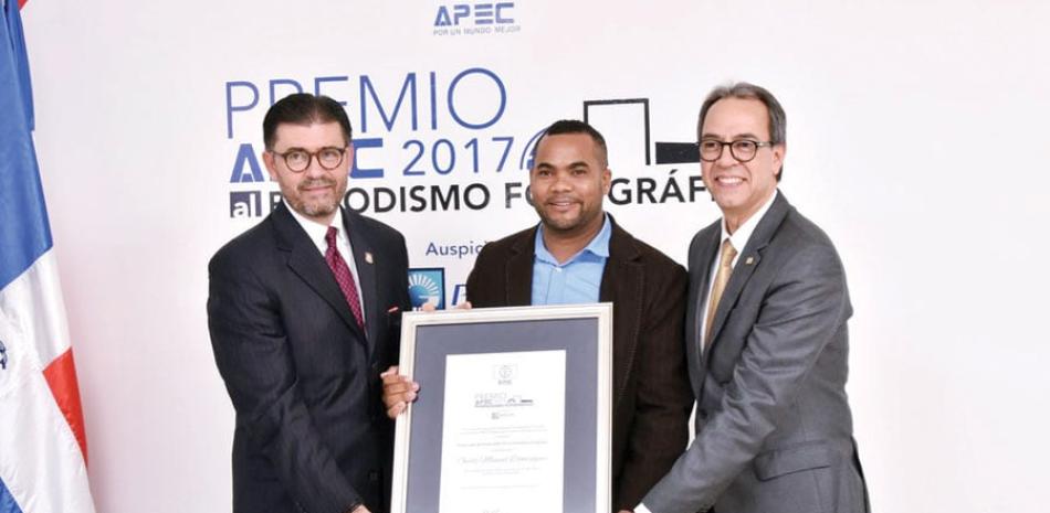 Onelio Domínguez, al recibir el reconocimiento del programa APEC Cultural, auspiciado por el Banco Popular