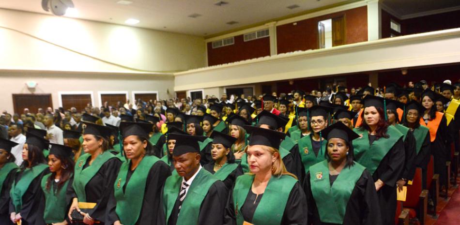 Ceremonia. Los nuevos profesionales se graduaron en postgrados y maestrías en la Universidad Católica Santo Domingo.