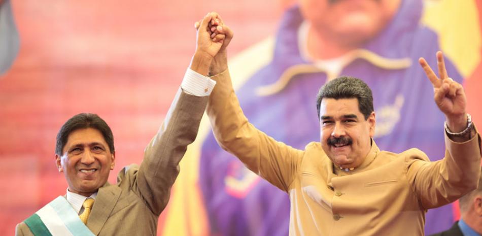 Hermano. El presidente de Venezuela, Nicolás Maduro, durante la juramentación del gobernador electo del estado Barinas, Argenis Chávez, quien es hermano del fallecido presidente venezolano Hugo Chávez.