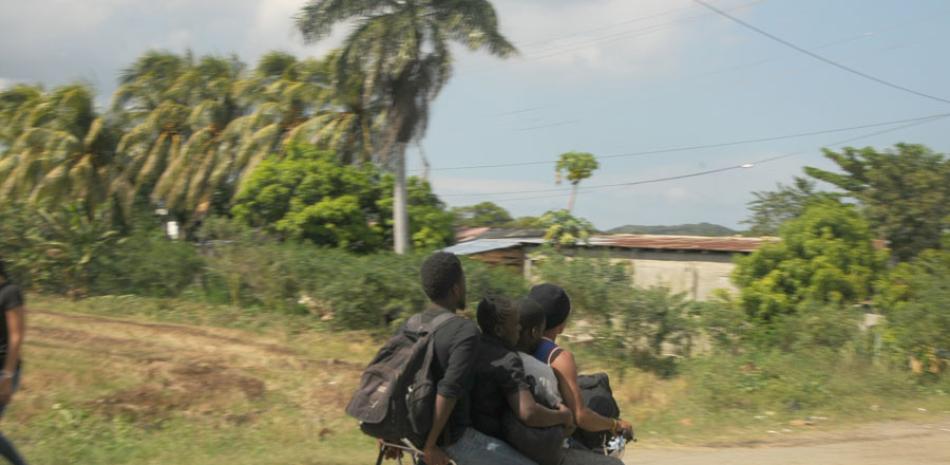 En motocicletas y sin aparente control llegan los haitianos.
