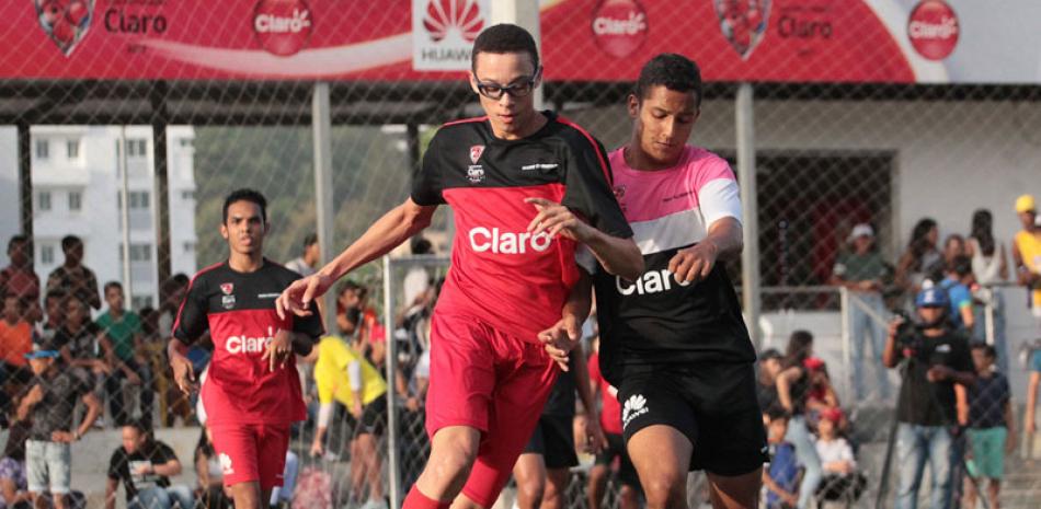 Acción del partido entre Oasis Christian y Cristiano de la Enseñanza en la primera ronda de la etapa de Santiago del Intercolegial Claro de Futsal Masculino 2017.