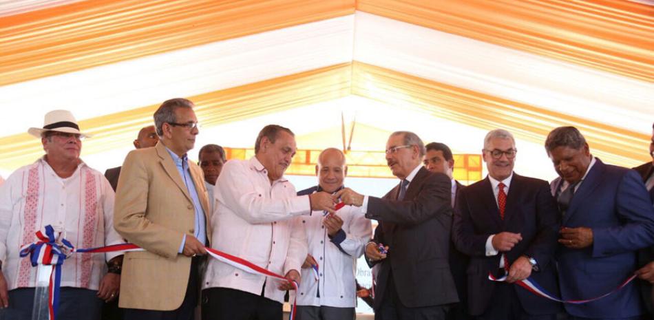 El presidente Danilo Medina encabezó el acto de inauguración de la carretera en Bayaguana y otras cinco en la provincia Monte Plata.