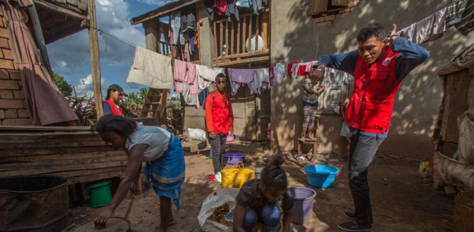 Voluntarios de la Cruz Roja hablan con los residentes de Antananarivo, Madagascar, sobre un brote de peste el lunes 16 de octubre de 2017.