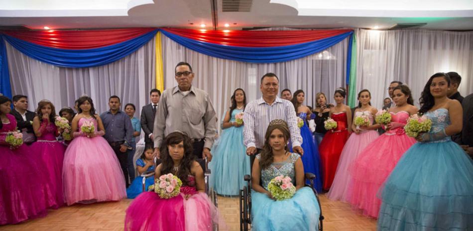 Adolescente posan para una fotografía durante una fiesta para celebrar los quince años de 31 jóvenes que padecen de cáncer y que son apoyadas por la organización Mapanica