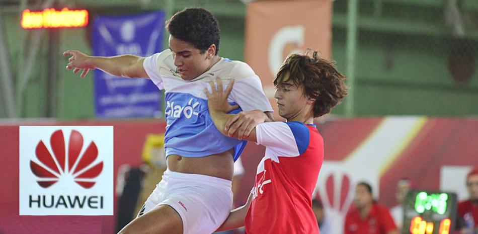 Acción del partido entre Ashton y New Horizons en la primera ronda de la etapa de Santo Domingo del Intercolegial de Futsal.