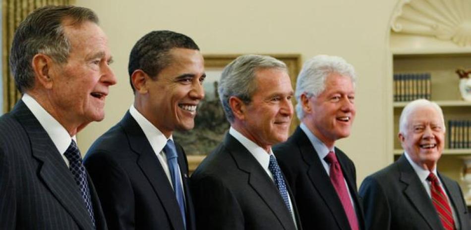 Reunión. En la foto de archivo del 7 de enero de 2009 figuran los expresidentes de EEUU, George Bush padre, Barack Obama, George W. Bush, Bill Clinton y Jimmy Carter, durante una reunión en la Casa Blanca.
