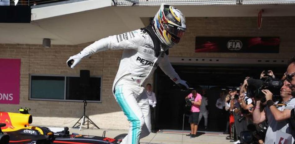 El británico Lewis Hamilton celebra su victoria ante la prensa que se congregó en el Circuito de Las Américas, en Austin, Texas, donde el piloto inglés conquistó el primer lugar del Gran Premio de Los Estados Unidos.