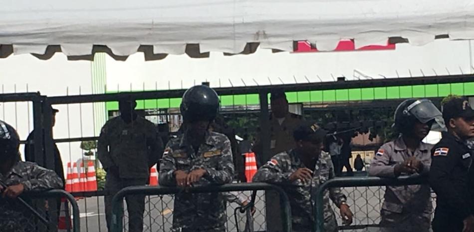 Agentes esperan a los médicos manifestantes frente al Ministerio de Salud Pública.