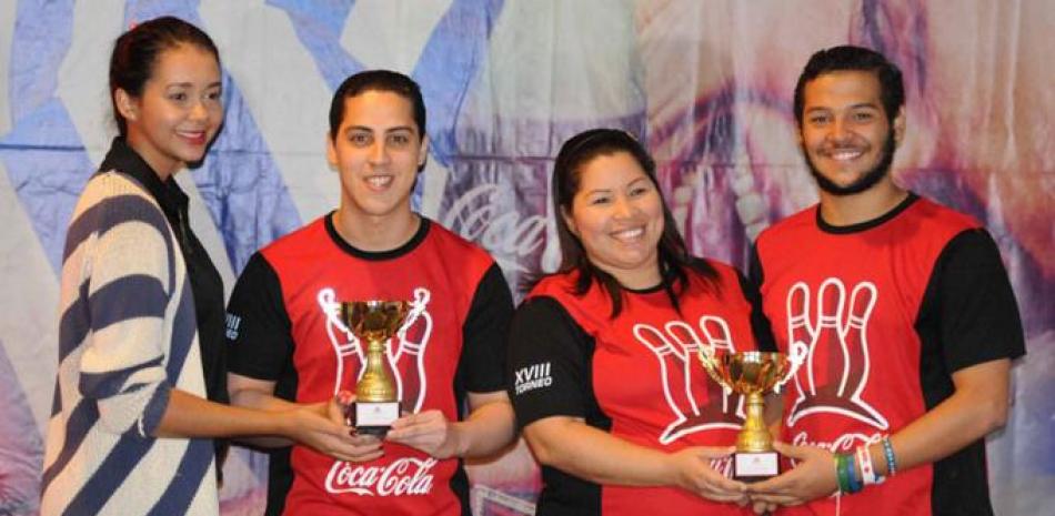 Vianery Hernández, de Coca Cola y Mery Morel, del SBC, premian a Gregory Morín jr y Andrés Matos.