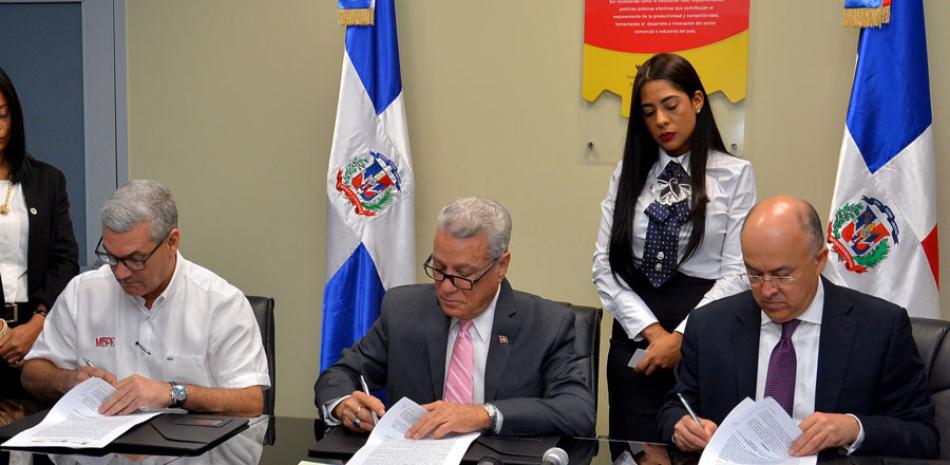Rúbrica. Los ministros Gonzalo Castillo, Nelson Toca Simó y Francisco Domínguez Brito durante el acto de firma del acuerdo.