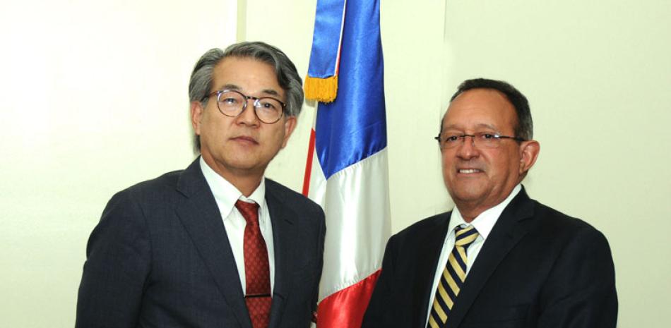 Visita. El ministro de Agricultura, Ángel Estévez, junto al embajador de Japón en el país, Hiroyuki Makiuchi.