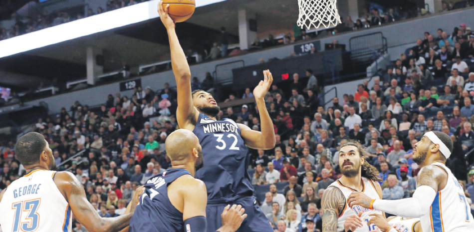 Karl-Anthony Towns se eleva en busca de un canasto para los Timberwolves de Minnesota en acción del partido de anoche frente a los Thunder de Oklahoma City.