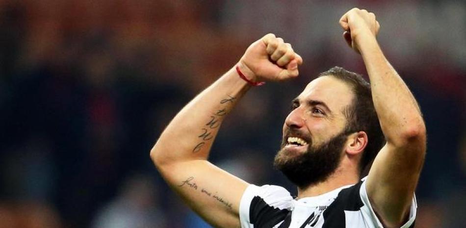 El alero de la Juventus, Gonzalo Higuaín, celebra después de anotar un gol en el partido de la Serie A entre el AC Milan, y la Juventus FC en el estadio Giuseppe Meazza de Milán, Italia. (EFE)