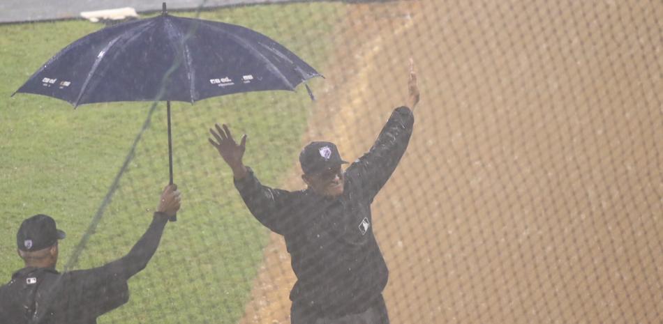 El árbitro Juan Díaz decreta la suspensión del partido de la noche de este sábado entre Tigres y Leones, en el estadio Quisqueya Juan Marichal.