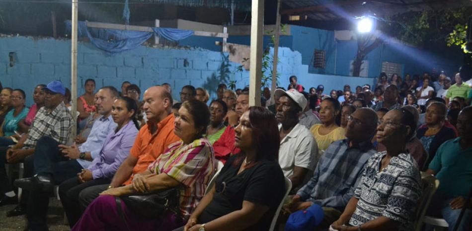 Seguridad. Parte del público que atendió el llamado al evento de las entidades comunitarias de Paya, un distrito del municipio de Baní.