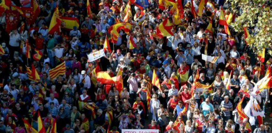 Miles personas marchan en Barcelona contra la declaración de independencia