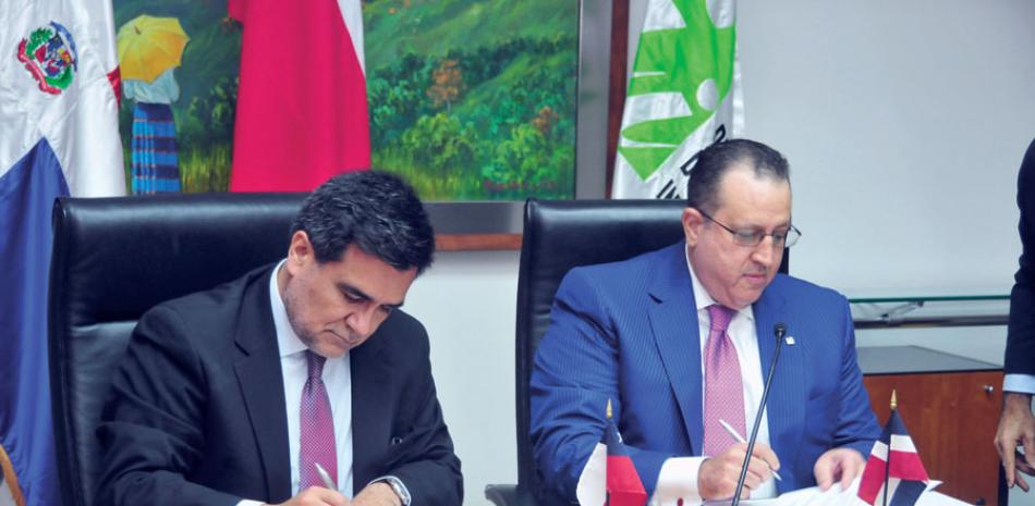 Visita. El director del Sistema de Impuestos Internos de Chile, Fernando Barraza Luengo y el director general de Impuestos Internos (DGII), Magín Díaz.