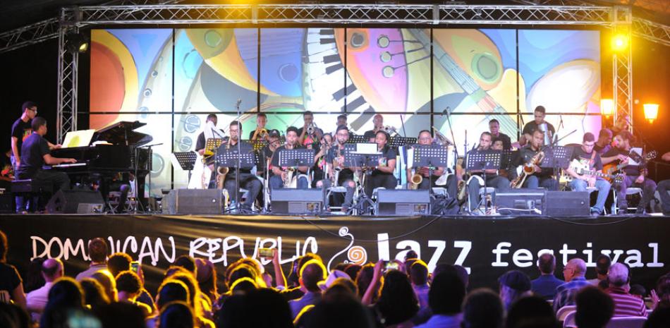 Orquesta. La Big Band del Conservatorio Nacional de Música durante la apertura del RD Jazz Festival.