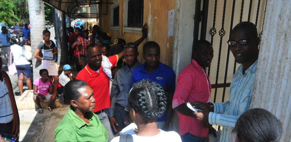 El 86% de los extranjeros que han retirado el carné que le acredita el estatus migratorio en el país desde que inició la entrega el pasado lunes 23 de octubre, son ciudadanos haitianos, para un total de 905.