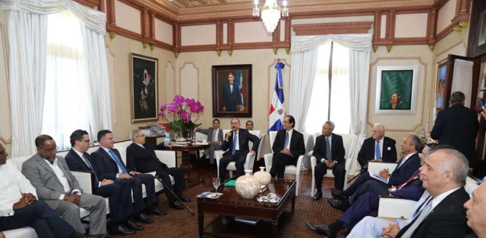Encuentro. El presidente Danilo Medina encabezó la reunión donde los integrantes del Consejo Económico Social (CES) entregaron la propuesta del Pacto Eléctrico.