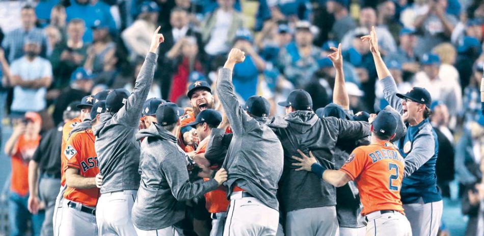 Jugadores de los Astros celebran en medio del diamente tras derrotar a los Dodgers en el séptimo y decisivo partido de la Serie Mundial.