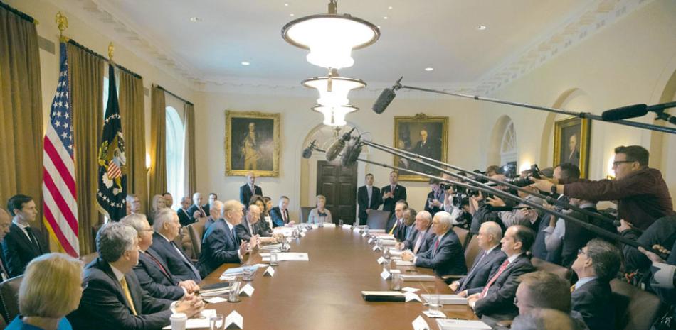Gabinete. El presidente estadounidense, Donald J. Trump, participa en una reunión ayer con su gabinete en la Casa Blanca.