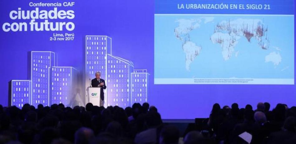 El director Ejecutivo de ONU Habitat, el español Joan Clos, habla hoy, viernes 03 de noviembre del 2017, durante su participación en la "Conferencia CAF: ciudades con futuro", organizada por el Banco de Desarrollo de América Latina, en Lima (Perú). Según Clos, América Latina debe invertir en sus ciudades para lograr una urbanización de mayor calidad y contribuir así a reforzar sus opciones de crecimiento y prosperidad en una economía del siglo XXI basada en los servicios. EFE/Ernesto Arias