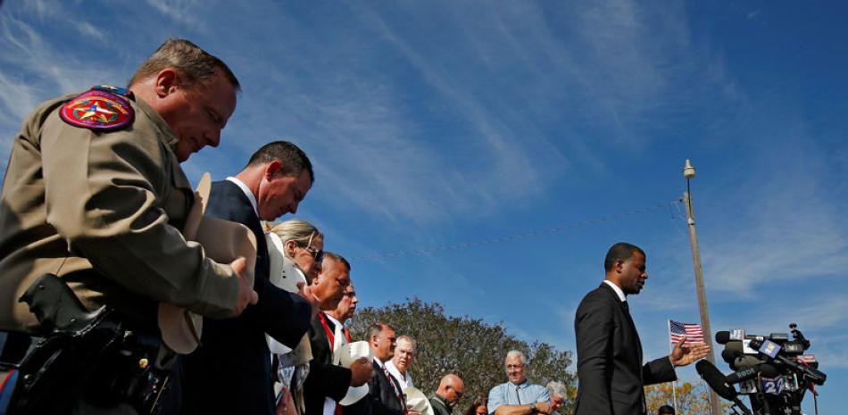 Orando. El pastor de Nueva York Dimas Salaberrios, reza durante una rueda de prensa en las inmediaciones de la iglesia baptista de Sutherland Springs, Texas.