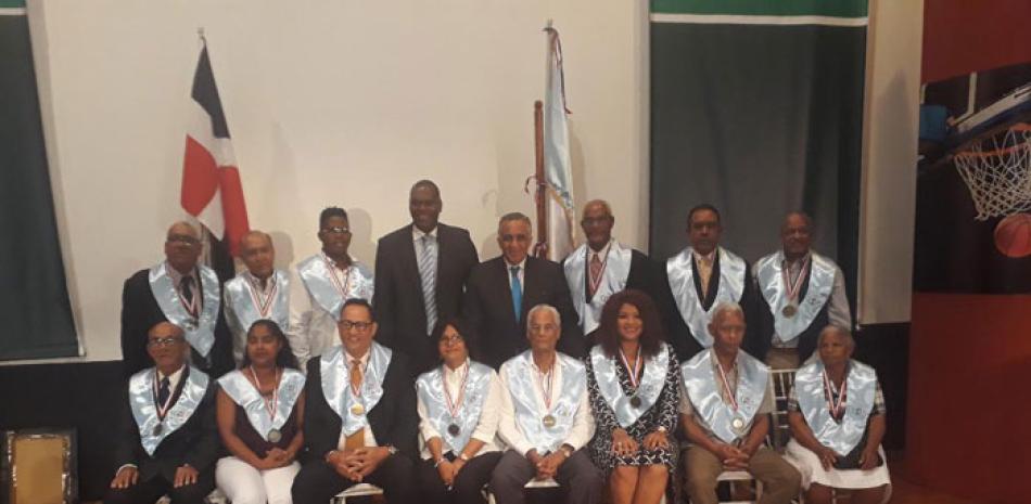 Los deportistas llevados a la inmortalidad, junto a Luis Mejía, presidente del COD; Soterio Ramírez, vice Ministro de Deportes y otras personalidades.