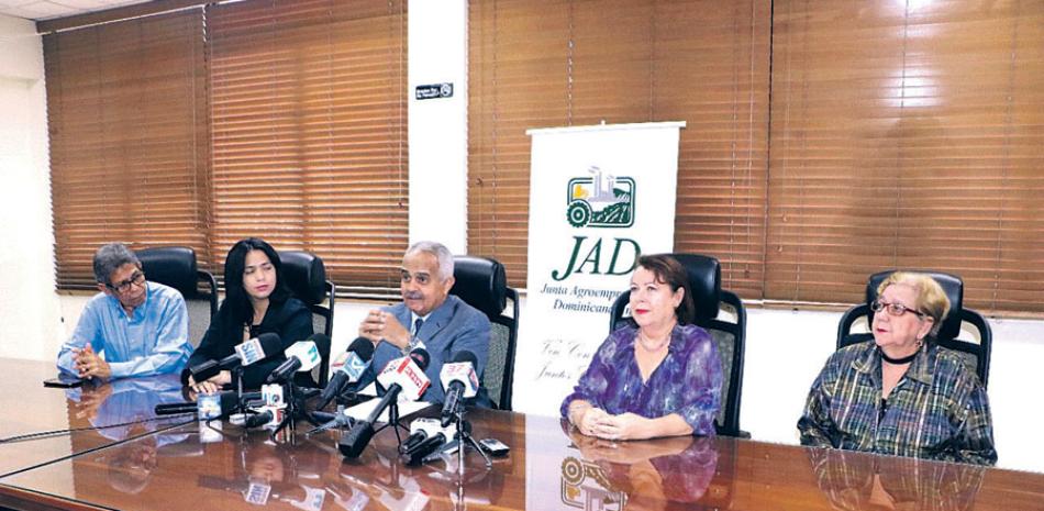 Líder. Osmar Benítez, presidente JAD, encabeza rueda de prensa en la que anunció quién será el “Agroempresario del año 2017”.