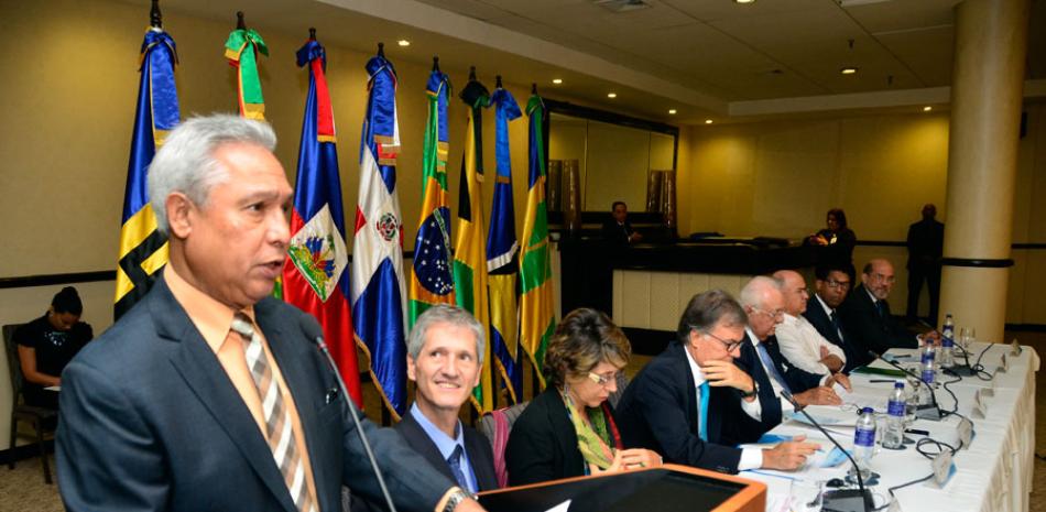 Isidoro Santana, ministro de Economía, en la apertura en el hotel Sheraton de la Primera Reunión Preparatoria ante el Foro Mundial del Agua, a realizarse en marzo próximo en Brasil.