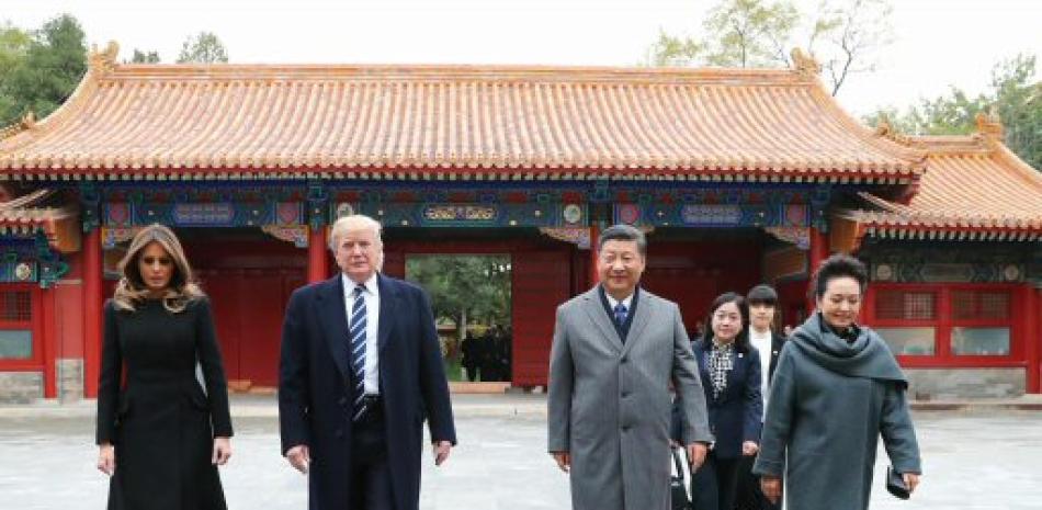 El presidente de presidente de EE.UU., Donald J. Trump (2º izq), y su esposa Melania (izq), visitan la Ciudad Prohibida acompañados por el presidente chino, Xi Jinping (2º dcha), y su esposa Peng Liyuan, en Pekín (China). EFE/ Xinhua/Xie Huanchi.