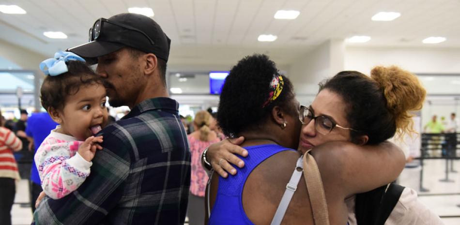 Migrar. Un Waritza Alejandro abraza a su suegra Maritza Ortiz antes de abordar un avión rumbo a Tampa, Florida, junto con su esposo Christian Vega y su hija Tiana, en Carolina, Puerto Rico, el 8 de noviembre de 2017