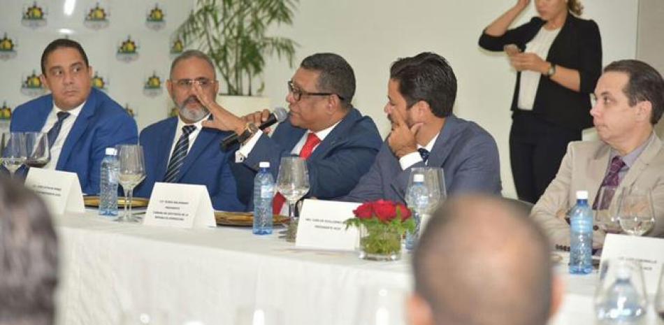 Reunión. Rubén Maldonado, presidente de la Cámara de Diputados, en un momento de su sesión de trabajo con empresarios de Santiago.