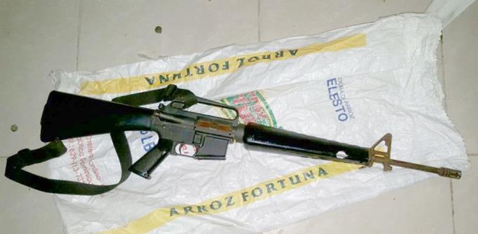 Arma. El fusil M16 que fue robado en Barahona.