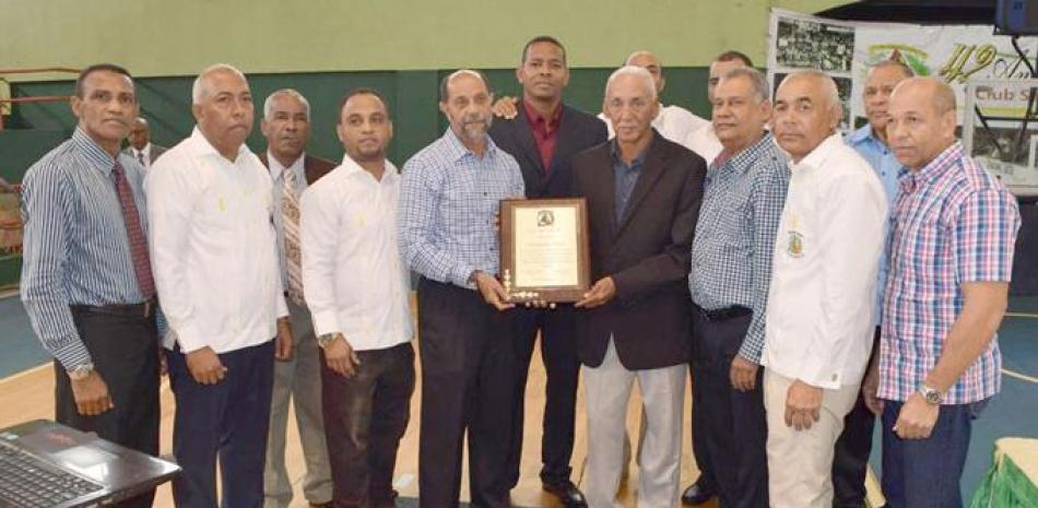 Durante el acto fueron reconocidos Garibaldy Mejía, primer presidente del Club San Carlos, así como otras personalidades vinculadas a esa entidad.
