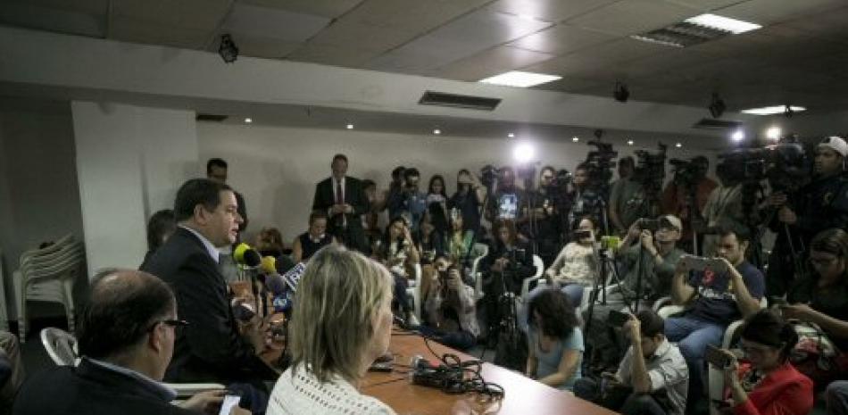 El presidente de la comisión de Política Exterior del Parlamento venezolano, el opositor Luis Florido, habla durante una rueda de prensa en Caracas (Venezuela).