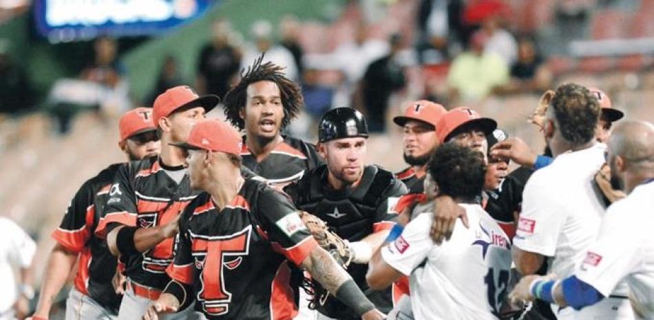 La trifulca protagonizada por peloteros de Licey y Toros terminó con sanciones y amonestaciones de la Liga de Béisbol. (Foto: Glauco Moquete)