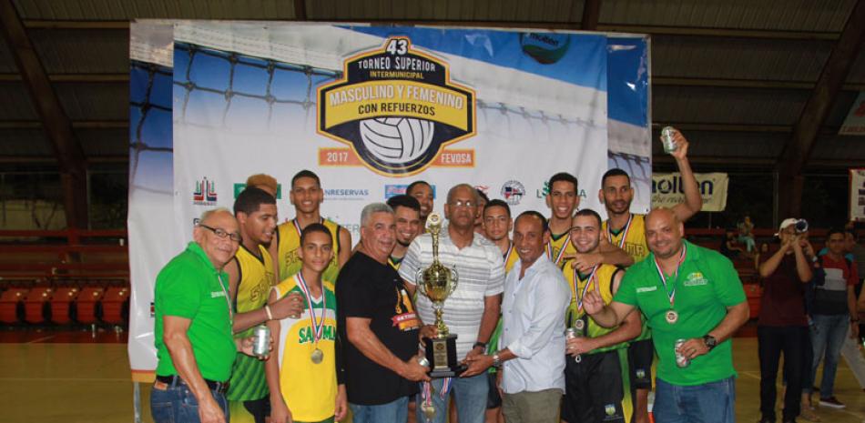 José --Yeye-- Aybar, presidente de la Federación de Voleibol de Santiago, premia a los campeones de Sajoma. Figuran Nicandro Pérez, de Cervecería Nacional Dominicana y Enmanuel García Musa.