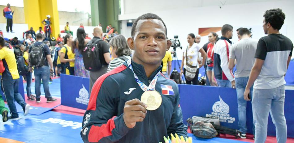 El dominicano Juan Rubelín Ramírez Beltré ganador de la medalla de oro en la categoría de los 57 kilogramos del torneo de lucha, estilo libre.