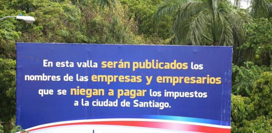A pesar de los cuestionamientos, las vallas permanecen con los nombres de las empresas que mantienen altas deudas con el cabildo santiagués.