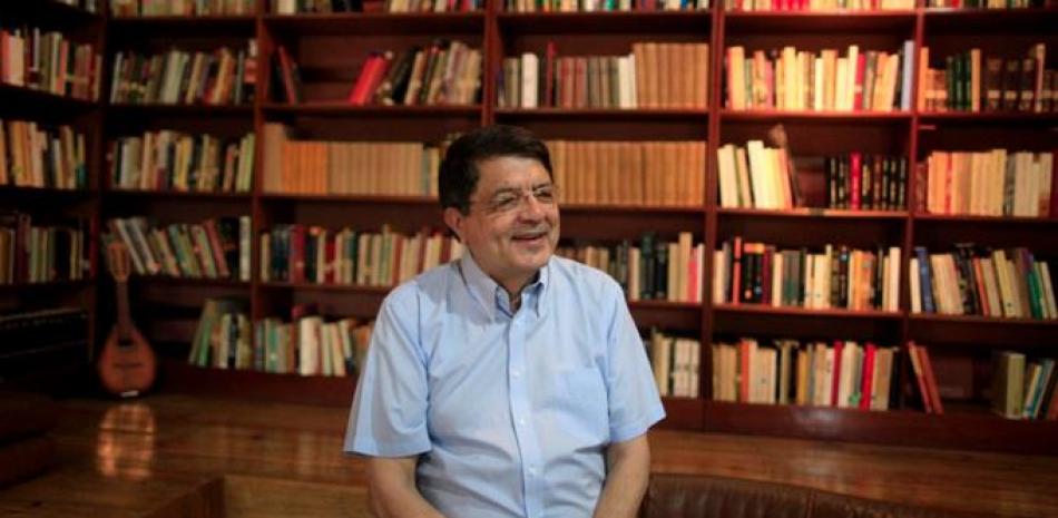 El escritor nicaragüense Sergio Ramirez durante una entrevista en Managua. Ramírez es el ganador del Premio Cervantes 2017, anunció el gobierno español el jueves 16 de noviembre del 2017. (AP Foto/Esteban Félix, Archivo)